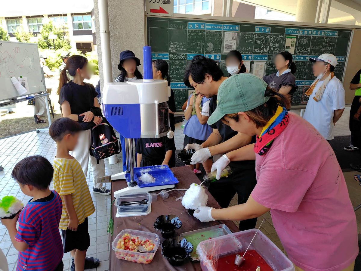 八代市内でのイベントでかき氷を出すNPO法人いつきつなぎのスタッフとボランティアの方(2026年8月23日熊本県八代市)